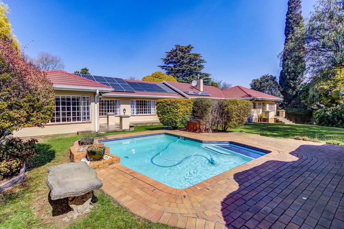 GRACIOUS FIVE BEDROOMED HOME ON 1545M2 STAND - A STONE'S THROW FROM HOMESTEAD DAM! - Photo 2