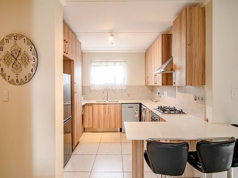 Immaculate 2 bed, 2 bath  Ground unit with very large garden - Photo 7