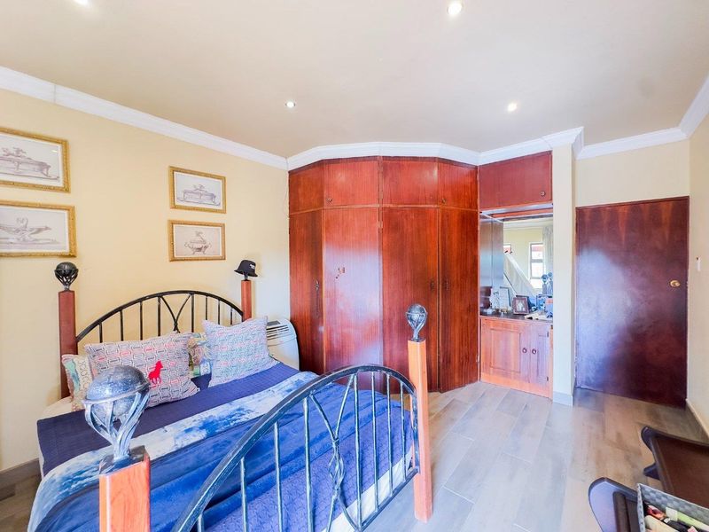 Spacious 4 Bedroom Family Home with Borehole, Pool, Butler's Pantry & 6 Garages - Photo 10