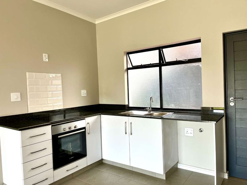 Elegant 2 Bedroom Apartment with Scenic Garden Views - Photo 3