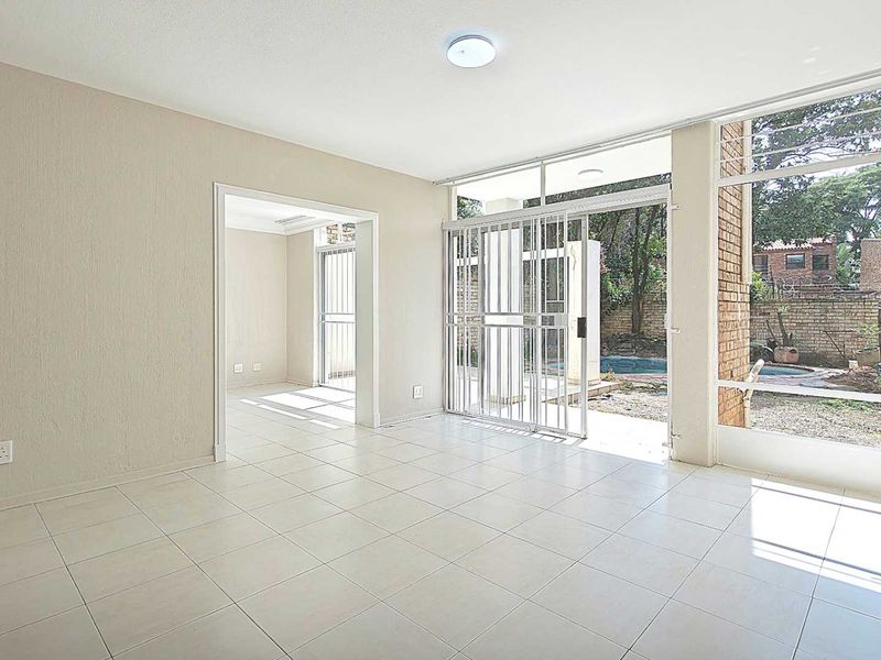 Various Refurbished Large 3 Bedroom Duplex Sandton Townhouses With Garden and Swimming Pool Options - Photo 3