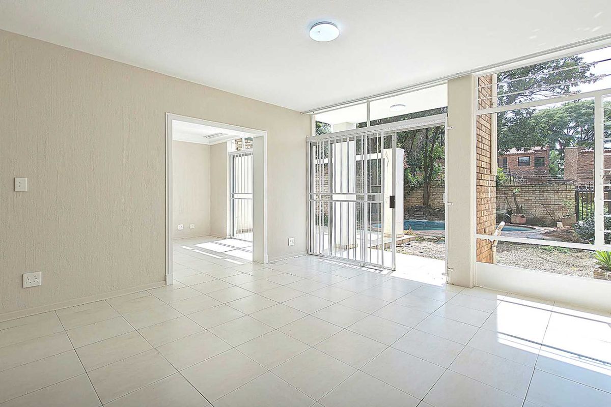 Various Refurbished Large 3 Bedroom Duplex Sandton Townhouses With Garden and Swimming Pool Options - Photo 3