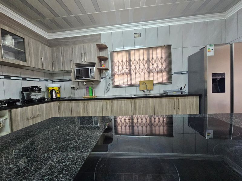 Welcoming Four Bedroom Family Home in Empangeni - Photo 3