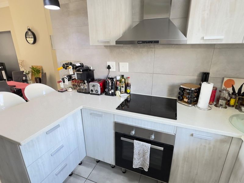 Neat 2 bed 1 bath ground floor apartment in Broadacres - Photo 5