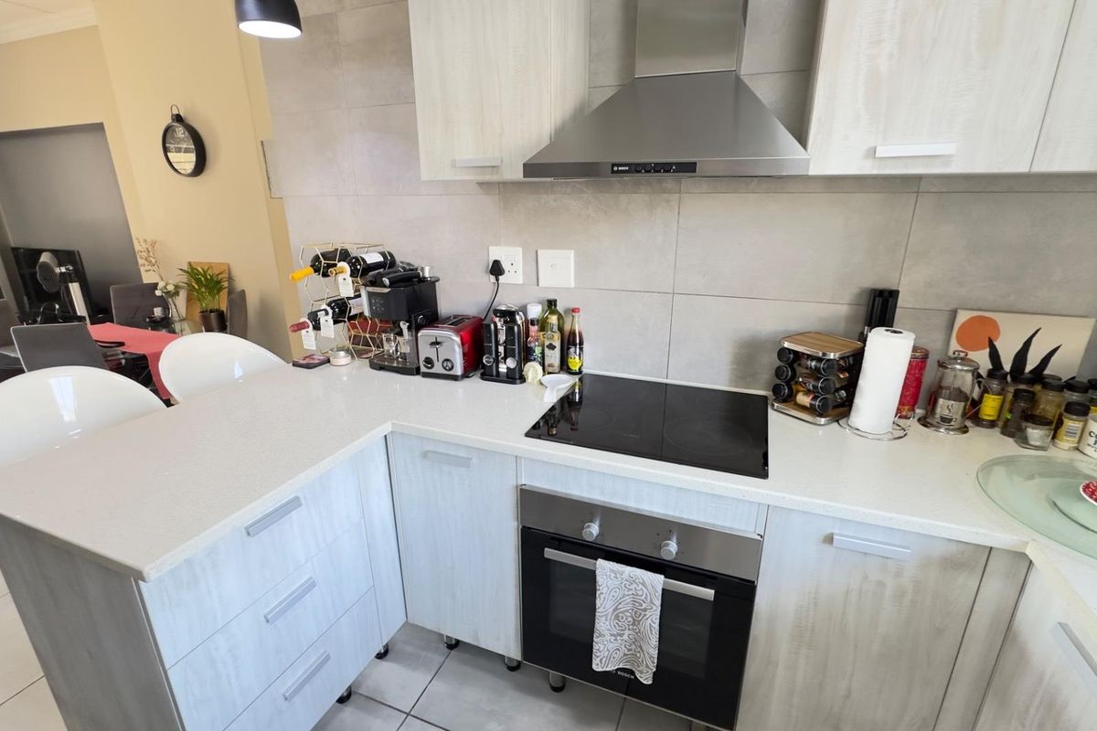 Neat 2 bed 1 bath ground floor apartment in Broadacres - Photo 5