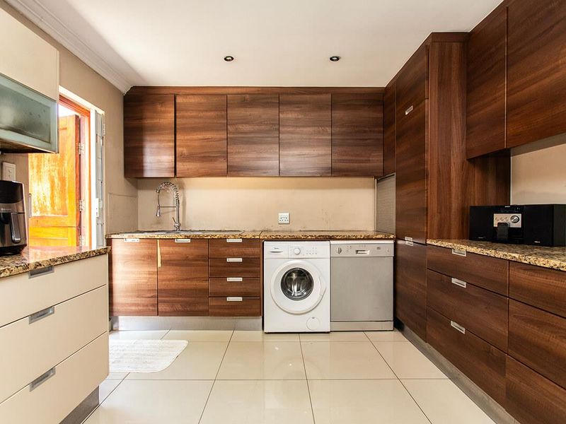 Luxury Living Redefined – Stunning 6 Bedroom Double Storey Family Home - Photo 9