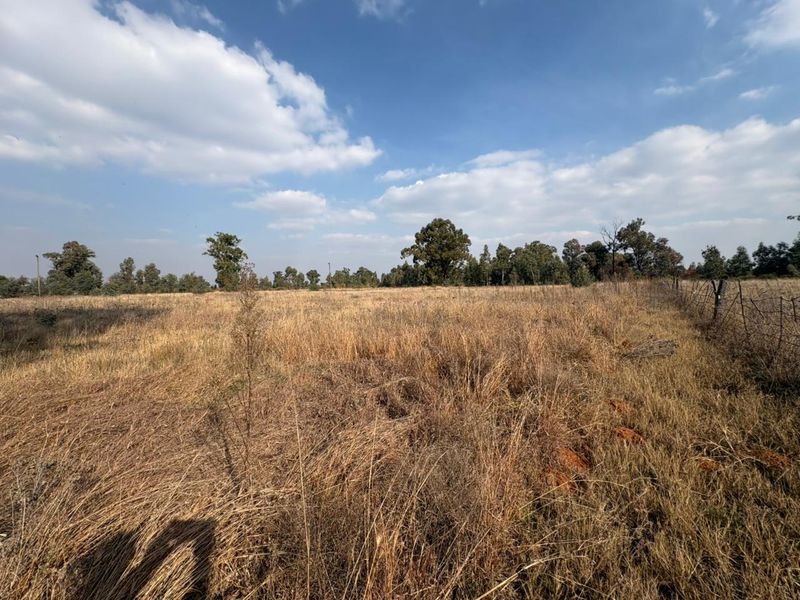Versatile 2.4 ha Corner Stand of Agricultural Land Offering Space and Opportunity - Photo 4
