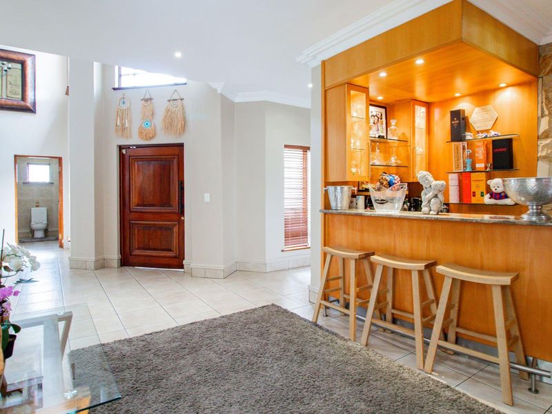 Elegant Cluster Home with Solar Power - Photo 6