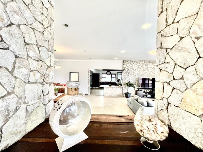 Spacious 5 Bedroom Family Home with Exceptional Entertainment Areas - Photo 5