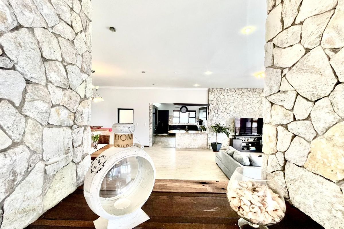 Spacious 5 Bedroom Family Home with Exceptional Entertainment Areas - Photo 5