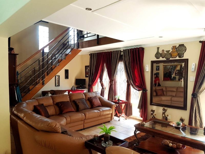 Spacious Six-Bedroom Family Home with Pool and Granny-Flat - Photo 4
