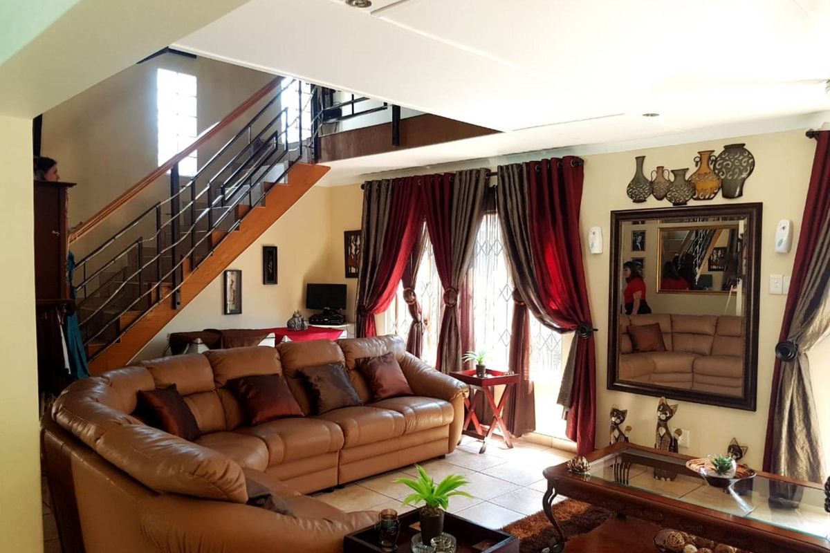 Spacious Six-Bedroom Family Home with Pool and Granny-Flat - Photo 4