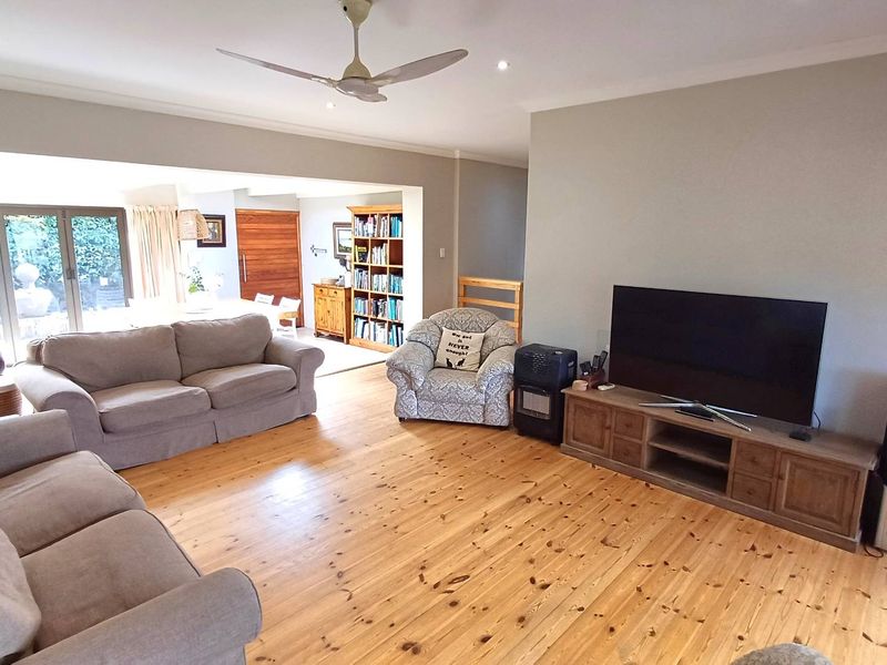Tranqual family home with uninterupted views toward Nahoon Beach - Photo 6