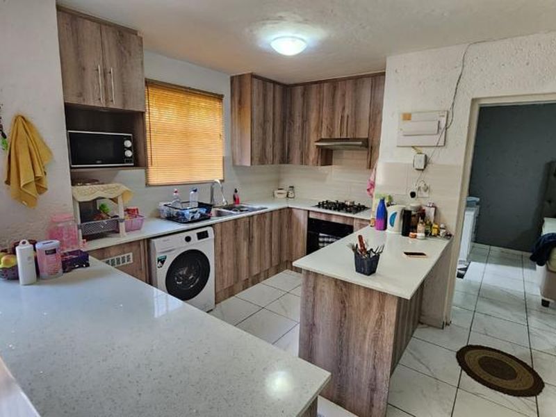 2 Bedroom Townhouse For Sale in Bassonia, Johannesburg - Photo 2