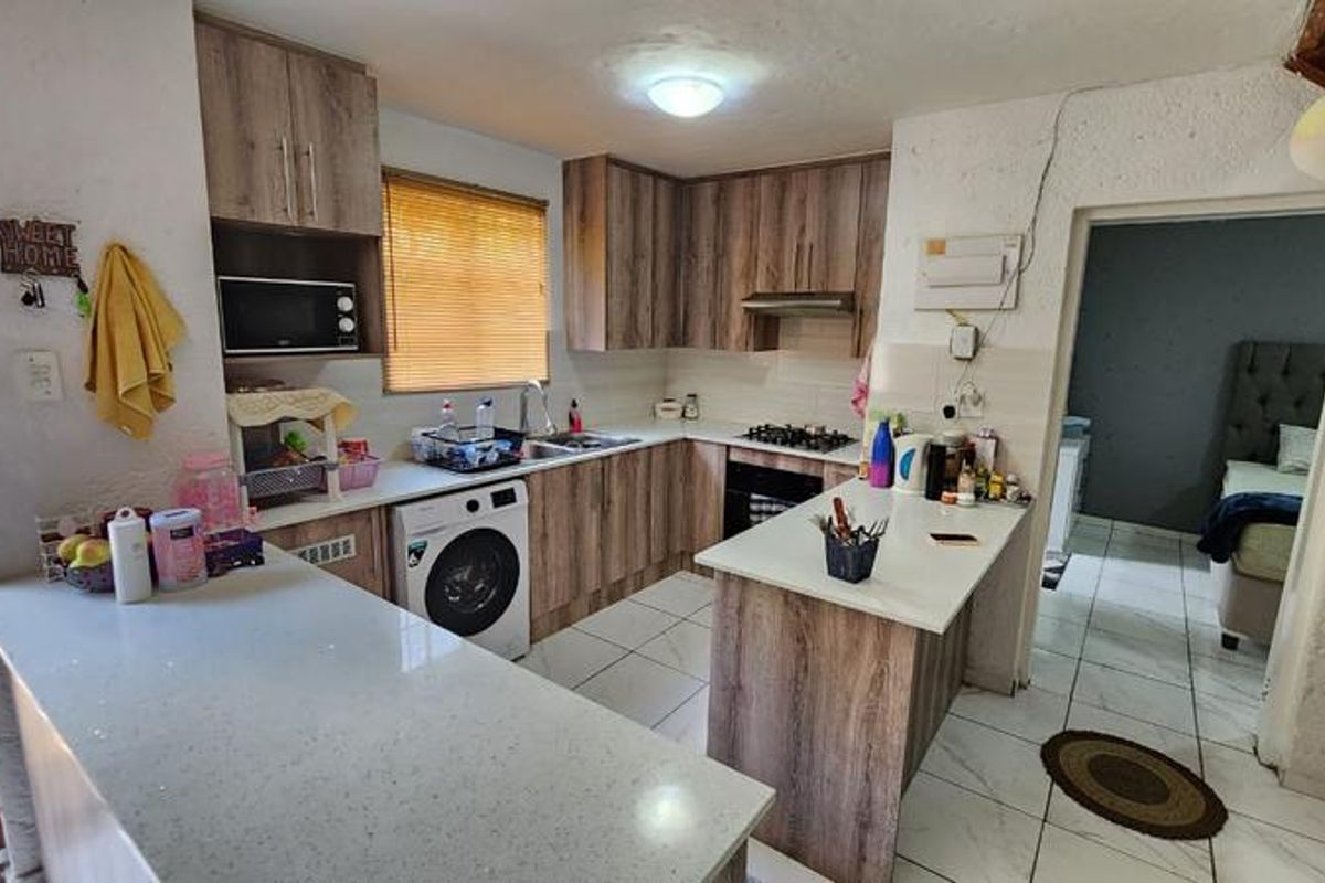 2 Bedroom Townhouse For Sale in Bassonia, Johannesburg - Photo 2