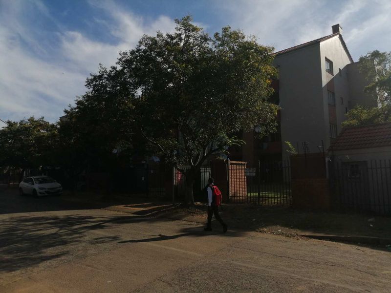 2 Bedroom to rent in Waterkloof Glen - Photo 2