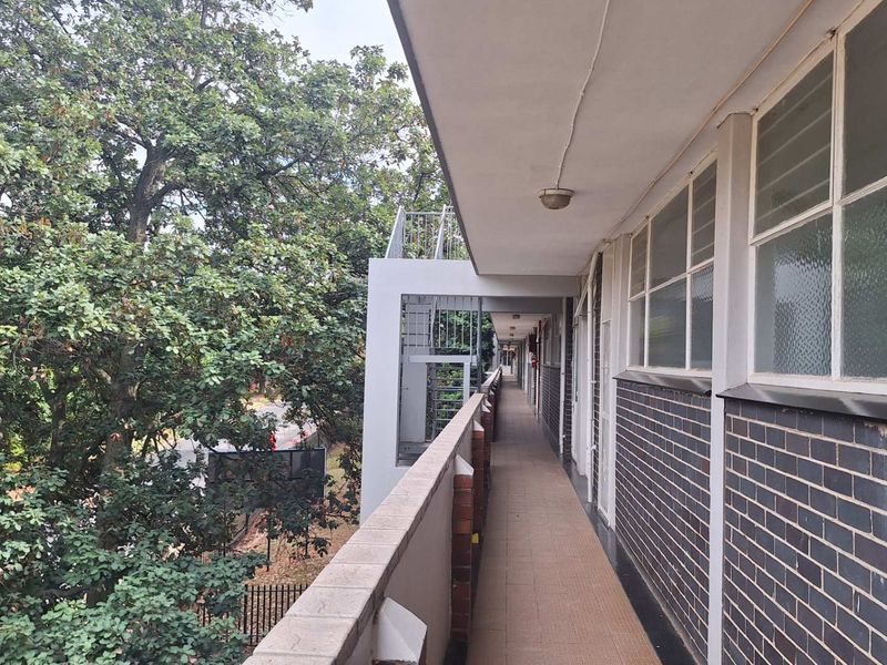 Spacious, newly renovated 2 bedroom apartment in Roodepoort - Photo 2