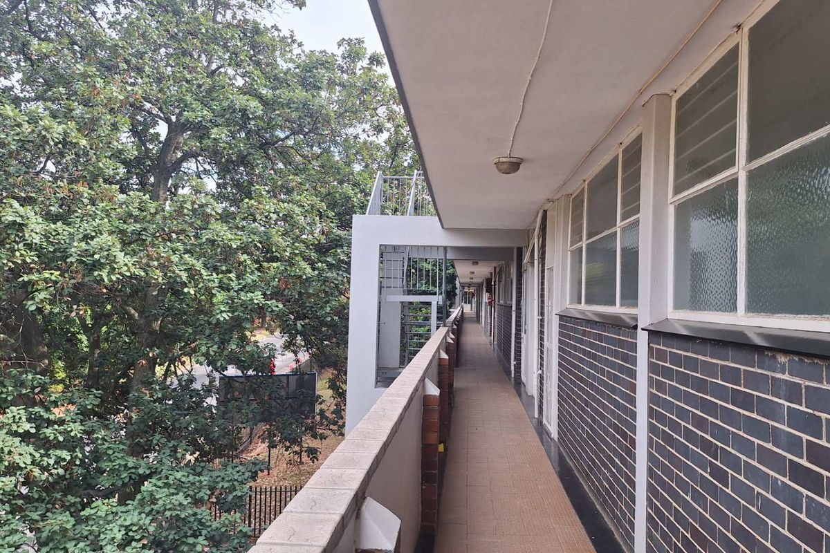 Spacious, newly renovated 2 bedroom apartment in Roodepoort - Photo 2