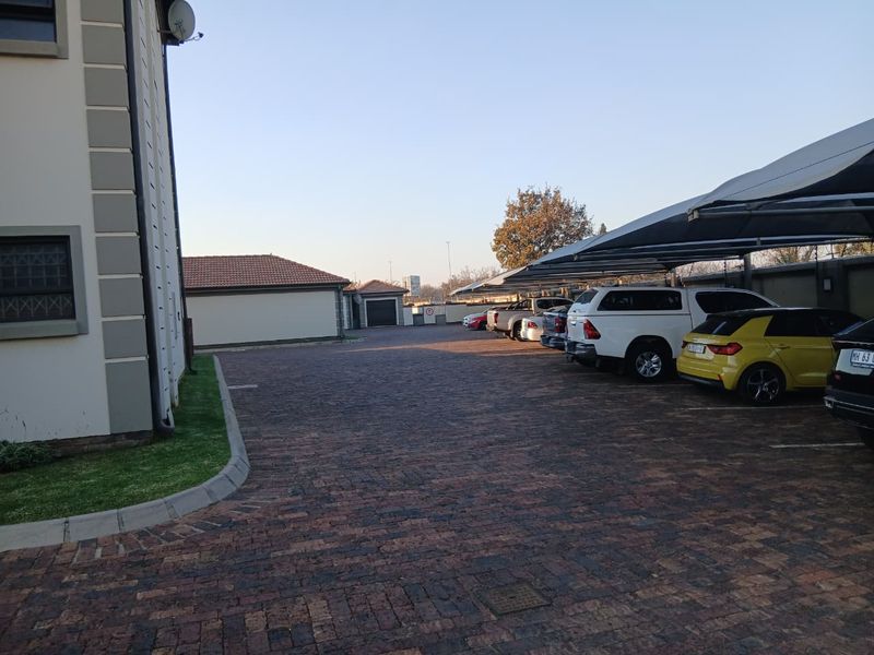 NEW RELEASE - Live Close to OR Tambo Airport in This Stylish Boksburg Apartment - Photo 5