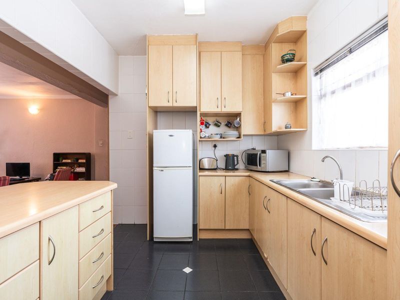 Bright and Spacious 3- Bedroom Flat - Ultimate Convenience Near Town! - Photo 5