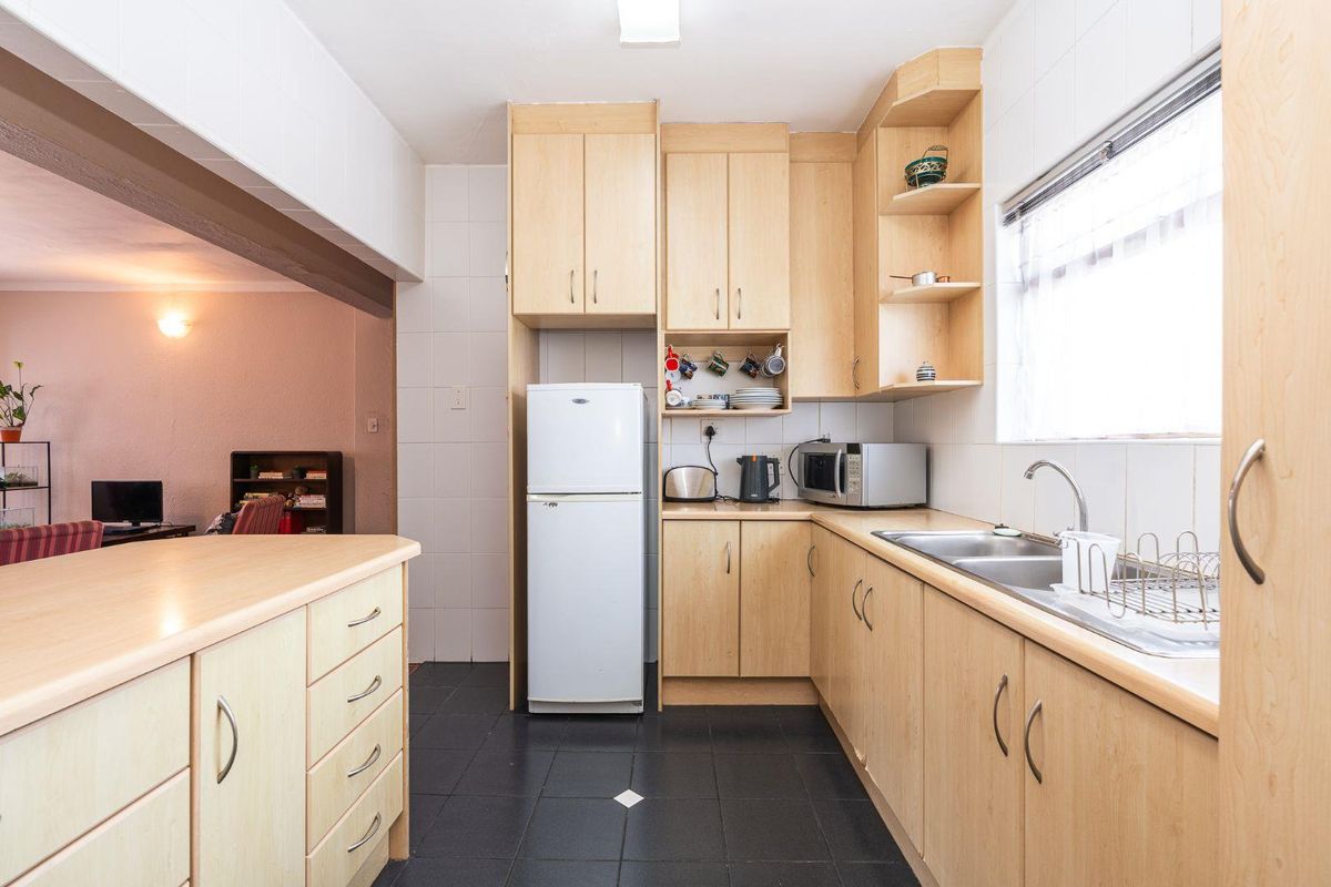 Bright and Spacious 3- Bedroom Flat - Ultimate Convenience Near Town! - Photo 5