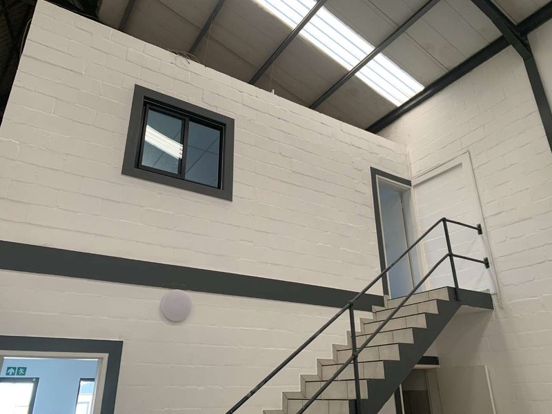 Prime Warehouse Space: Secure Location & Modern Amenities - Photo 7