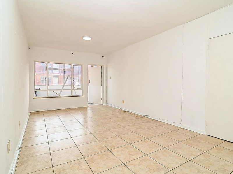 Two Bedroom Apartment Conveniently Located! - Photo 4