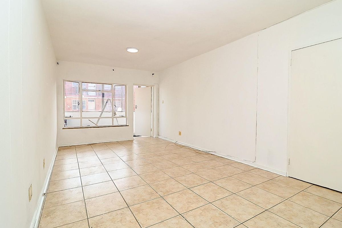 Two Bedroom Apartment Conveniently Located! - Photo 4