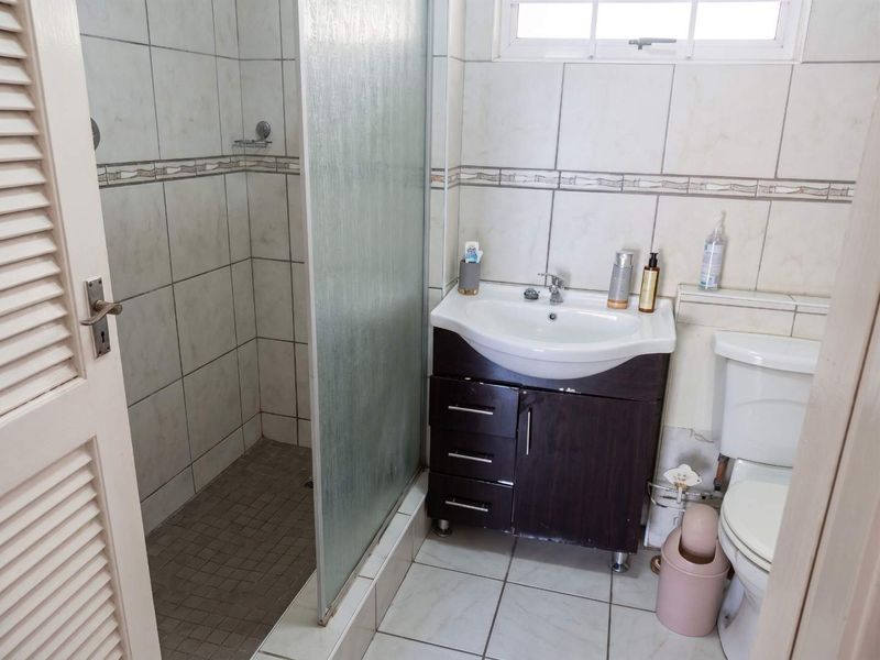 Spacious Family Home with Pool & Entertainment Area in Westville To Let - Photo 9