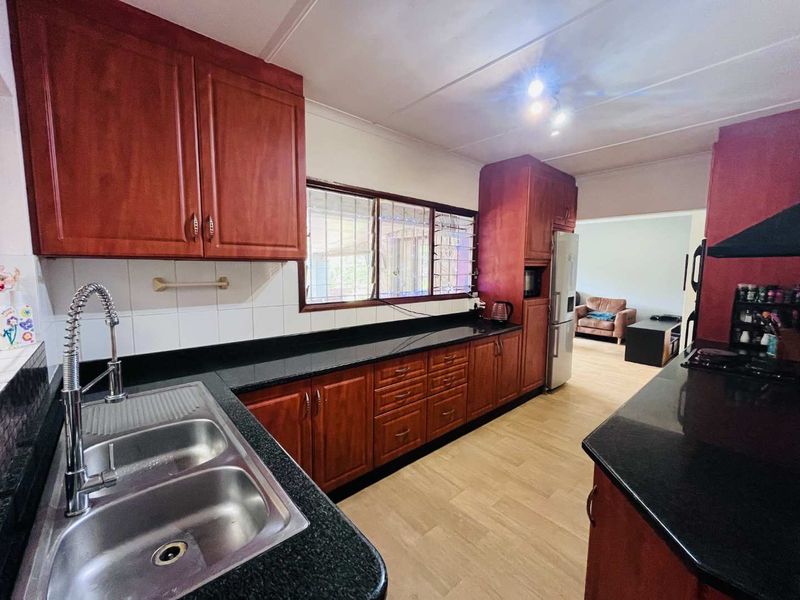 Hendra - Family Living with Income Potential in Sought-After Glen Anil - Photo 4