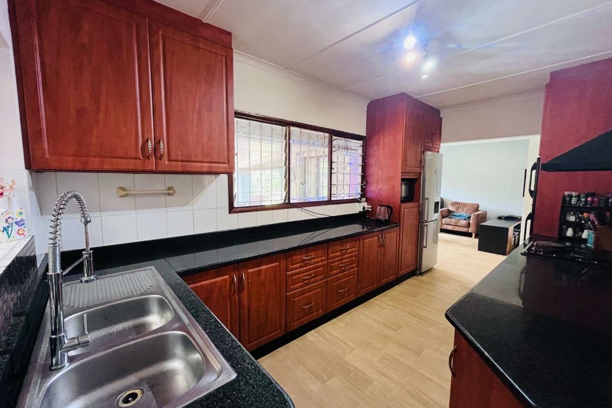 Hendra - Family Living with Income Potential in Sought-After Glen Anil - Photo 4