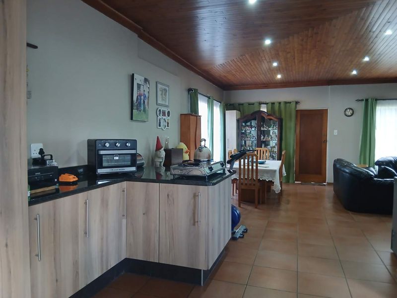 Spacious Family Haven with Two Income Generating Cottages - Photo 8