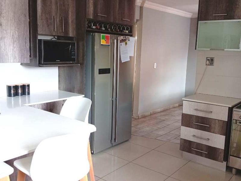 FIVE BEDROOM HOUSE FOR SALE IN KLIPPOORTJE,GERMISTON - Photo 5