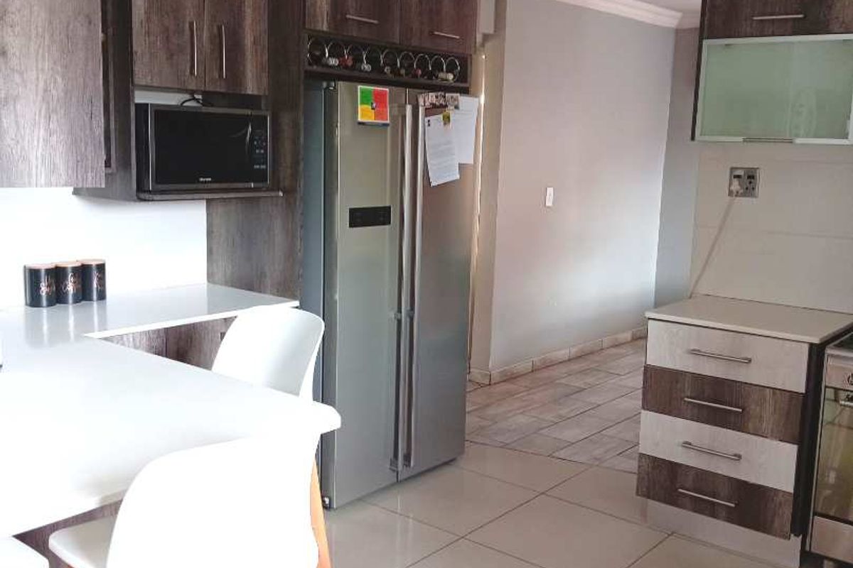 FIVE BEDROOM HOUSE FOR SALE IN KLIPPOORTJE,GERMISTON - Photo 5