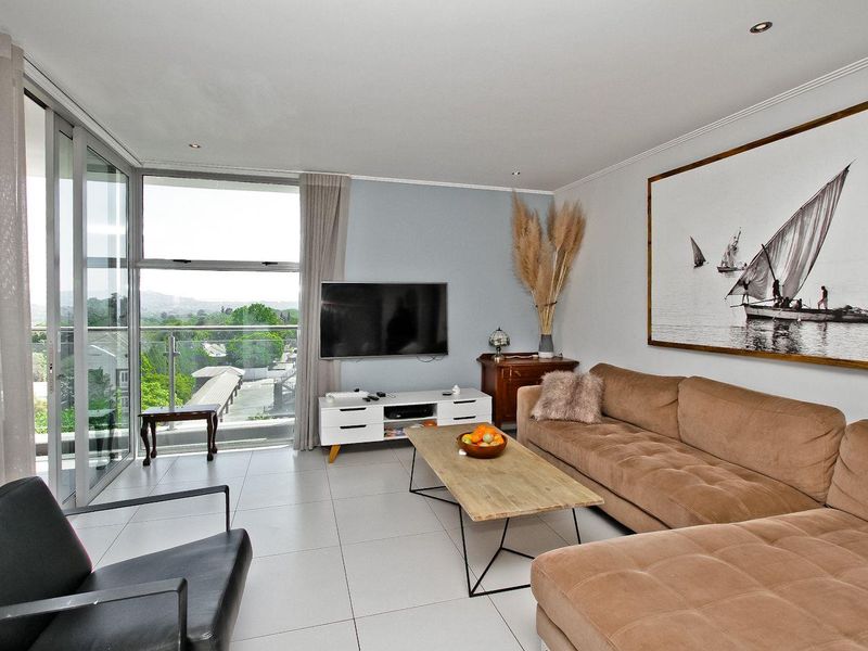 SOPHISTICATED  2 BED , 2 BATH LUXURIOUS APARTMENT - Photo 2