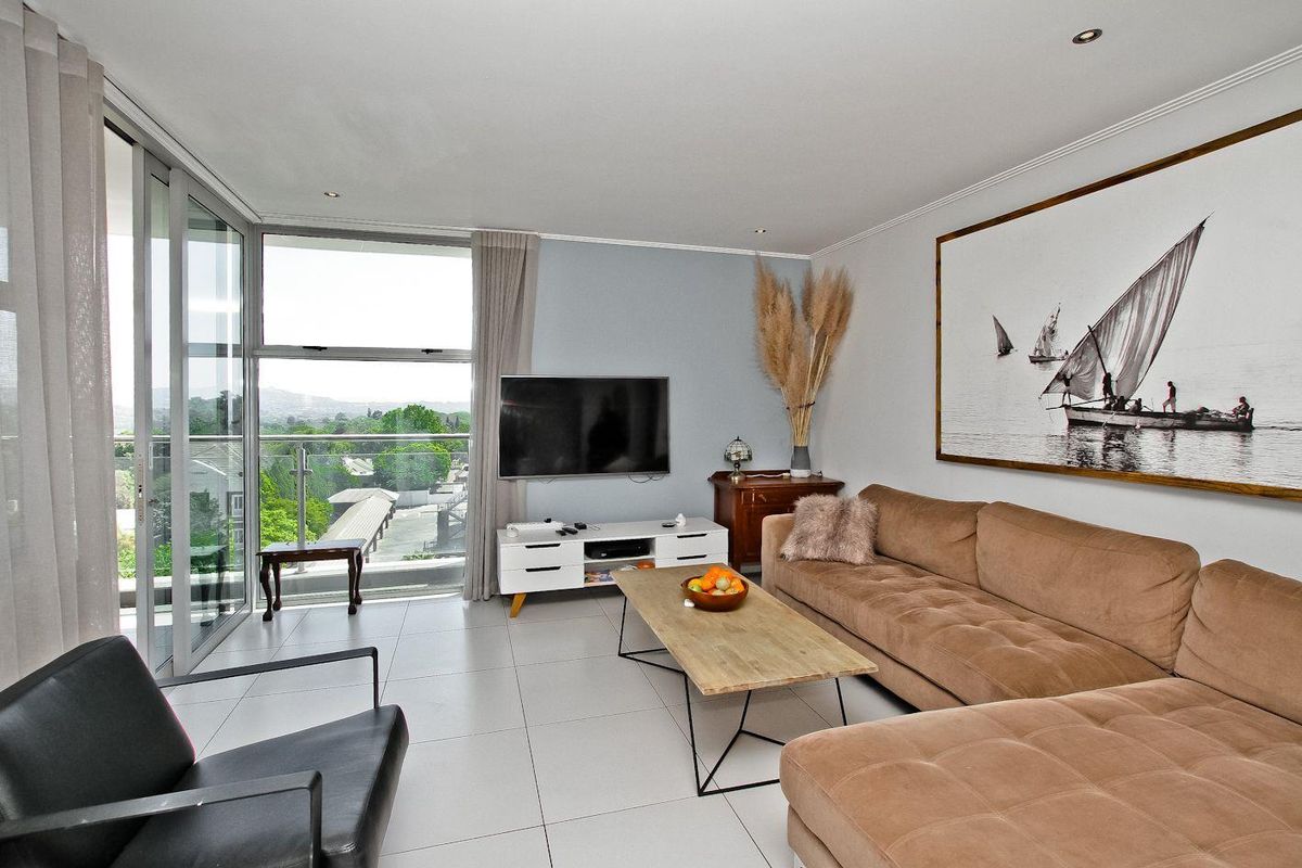 SOPHISTICATED  2 BED , 2 BATH LUXURIOUS APARTMENT - Photo 2