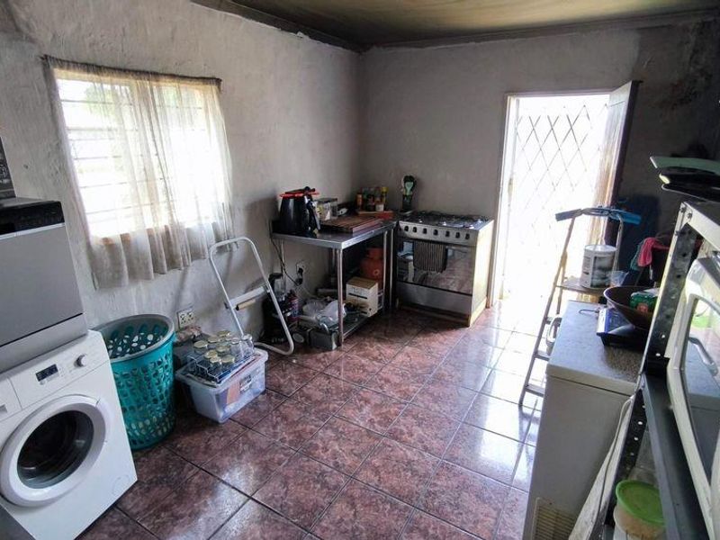 Expansive 4-Bedroom Family Haven with Premier Entertaining Spaces - Photo 7