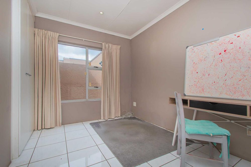 2nd sunny bedroom 