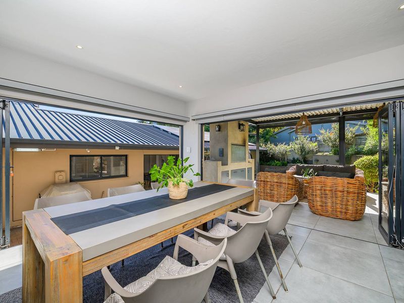 Spacious 6 Bedroom Family Home | Triple Garage | Solar Backup | Potential for 2 Flatlets | La Lucia - Photo 4