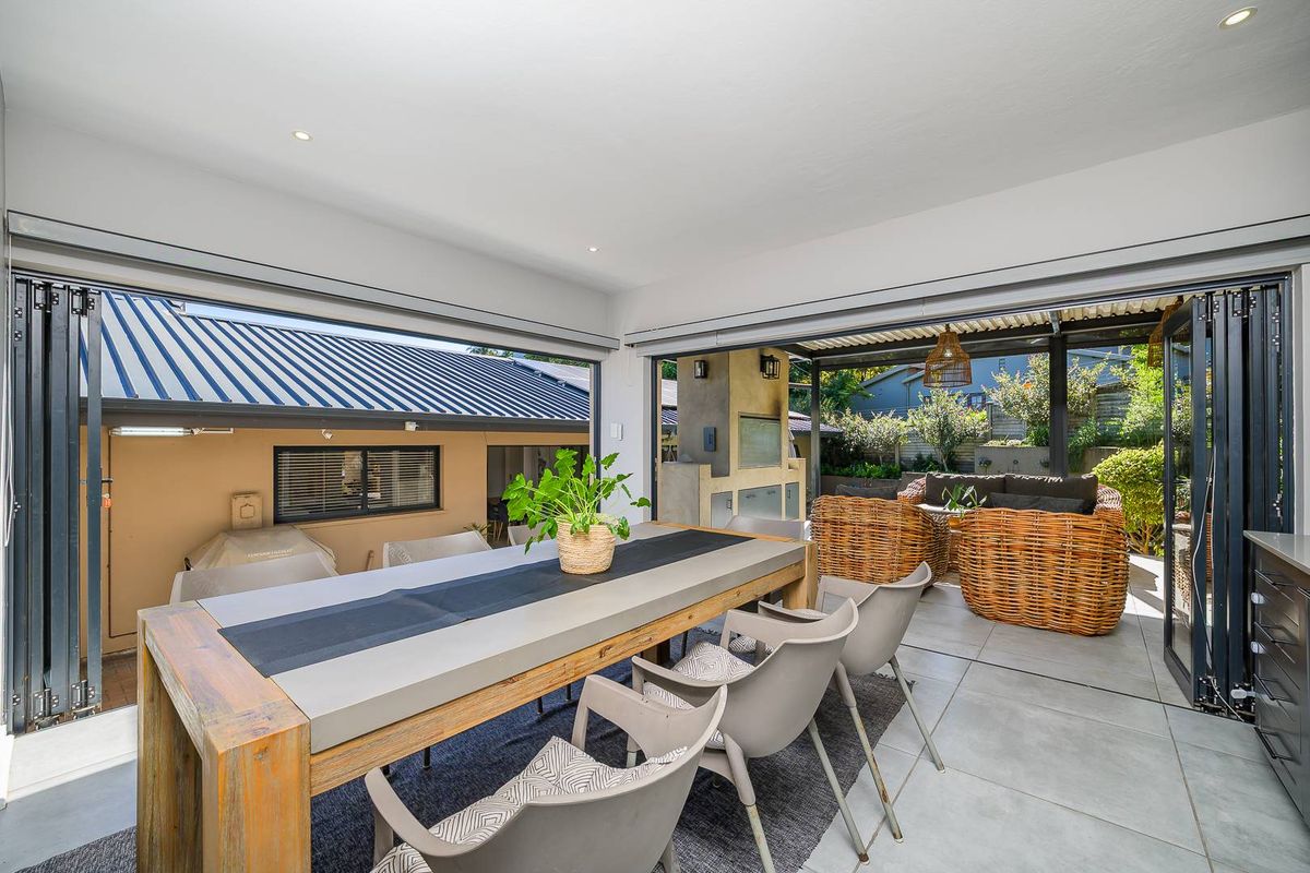 Spacious 6 Bedroom Family Home | Triple Garage | Solar Backup | Potential for 2 Flatlets | La Lucia - Photo 4