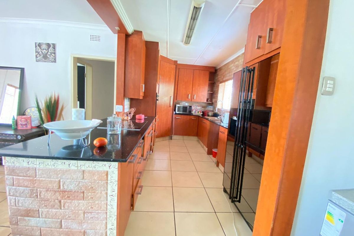 4 bedroom house - Photo 3