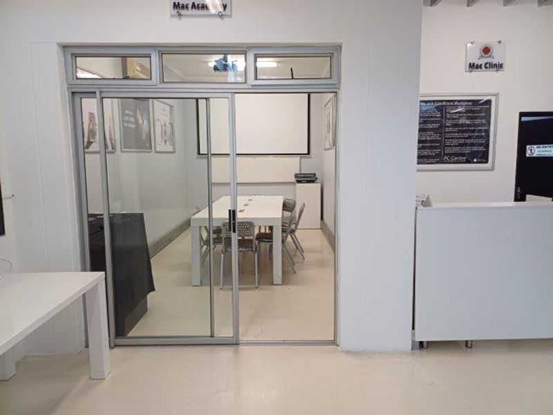LARGE OPEN OFFICE AND RETAIL SPACE - TO LET - Photo 10