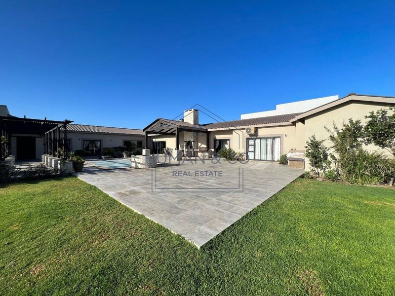 LUXURIOUS PROPERTY WITH EXQUISITE FINISHES - Photo 3