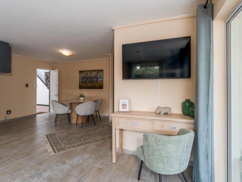 Stylish Renovated Apartment - Photo 8