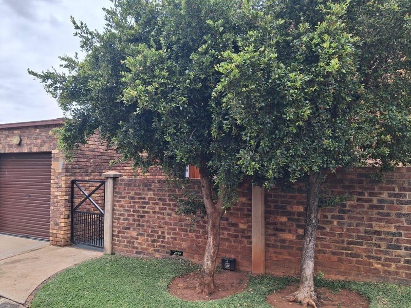 Exclusive Listed - Newly Renovated Duplex For Sale In Die Hoewes - Photo 2