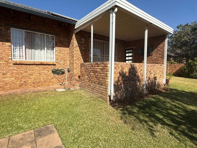 Spacious 3 Bedroom 2 bathroom sectional title unit for the Extended Family Home - Photo 10