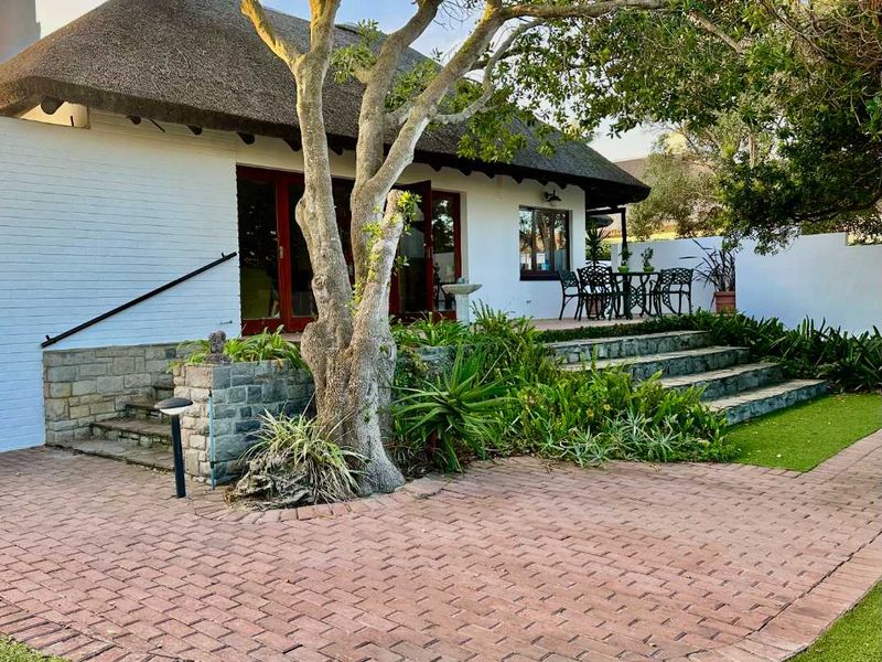 Coastal Charm: Thatched Westcliff Home with 7 En-suites - Photo 5