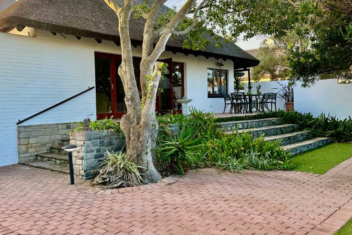 Coastal Charm: Thatched Westcliff Home with 7 En-suites - Photo 5