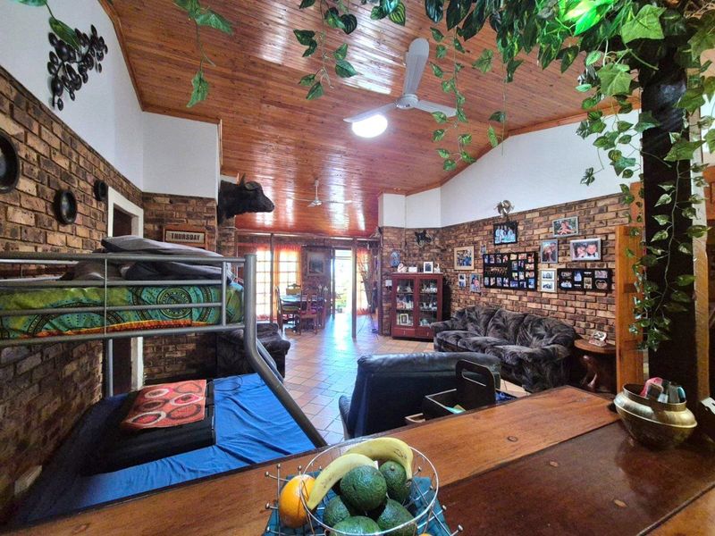 Bushveld Bliss - Spacious 3-Bed House with Modern Comfort - Photo 2