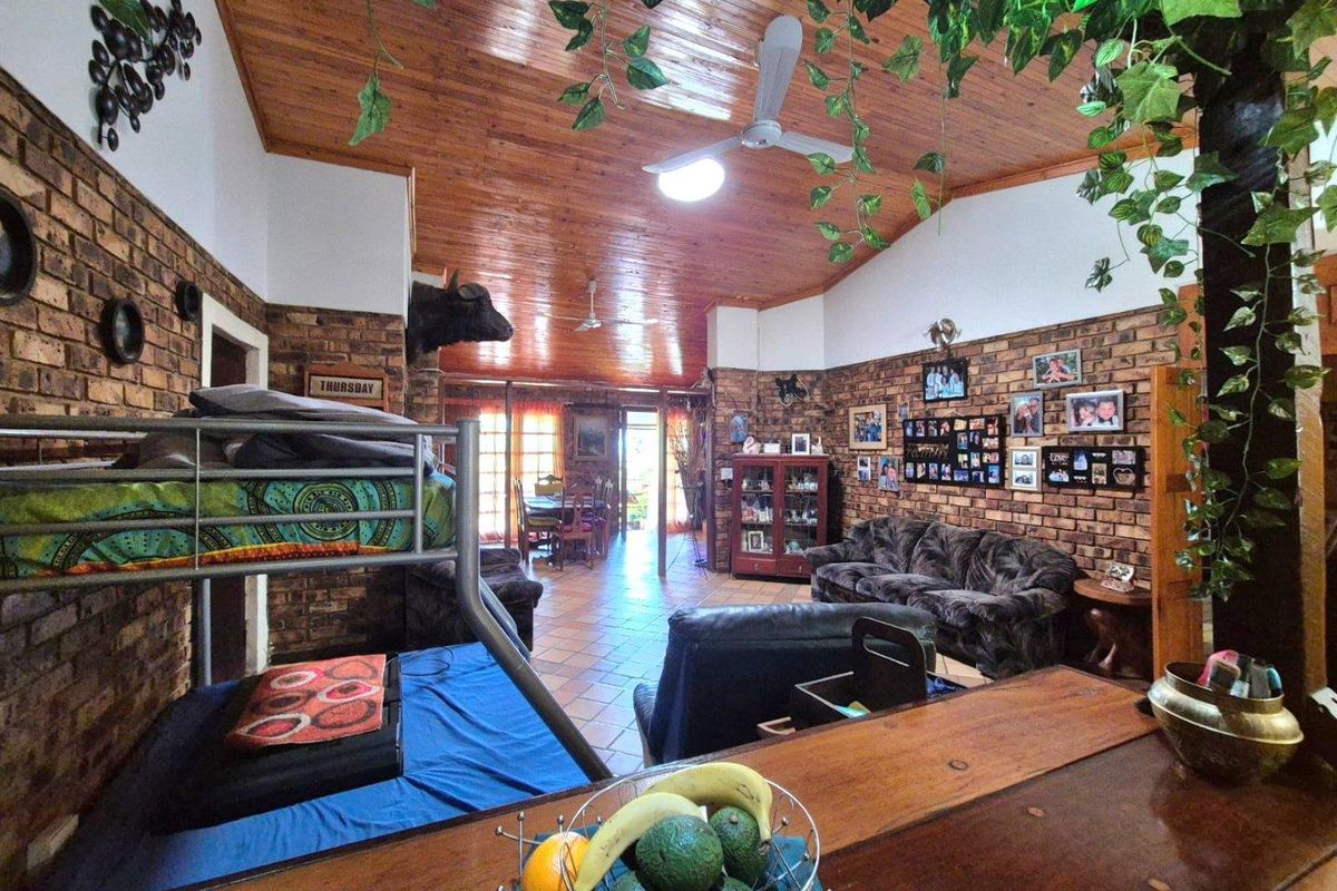 Bushveld Bliss - Spacious 3-Bed House with Modern Comfort - Photo 2